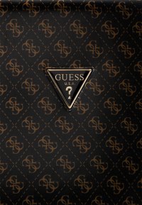 Pelle sintetica nera con un motivo a logo marrone ripetuto, dotata di una placca in metallo triangolare marchiata "GUESS U.S.A." e un punto interrogativo.
