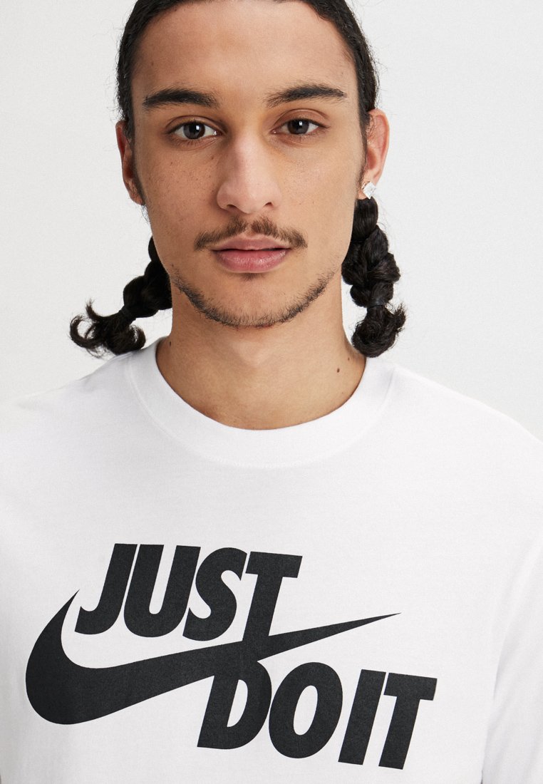 Nike Sportswear TEE JUST DO IT T shirts med print white Nike Sportswear TEE JUST DO IT - T-shirts med print - black/white