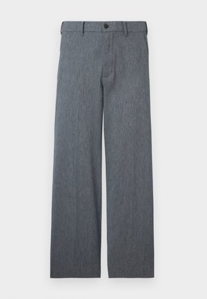 Pantalon gris à coupe droite avec passants pour ceinture, fermeture par bouton, et tissu subtilement texturé, présenté sur un fond blanc.