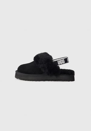 Čierne platformové papuče z velúru s nadýchaným zvrškom. Obsahujú nastaviteľný popruh s logom "UGG" a textúrovanú gumenú podrážku.