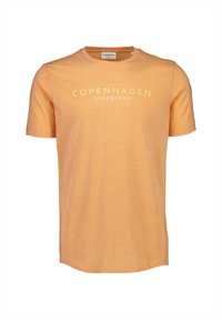 Camiseta de manga corta con cuello redondo en tejido naranja claro. Presenta el texto "COPENHAGEN LINDBERGH" en un amarillo claro contrastante en la parte frontal.