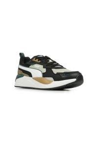 Svart och mörkgrön sneaker med mesh- och syntetmaterial. Har vita och beige inslag, texturerade mönster och en tjock sula.
