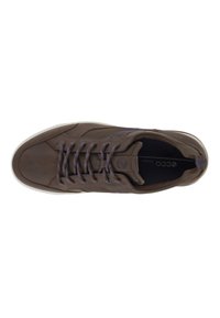 Sneaker in pelle marrone con accenti blu, superficie testurizzata, suola in gomma bianca e lacci. Presenta un design elegante e un interno imbottito.