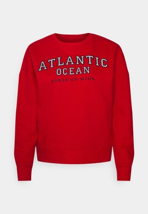 Rotes Sweatshirt mit langen Ärmeln und Rundhalsausschnitt mit schwarzem und weißem Text "ATLANTIC OCEAN" und kleinem Text "STATE OF MIND" auf der Vorderseite.