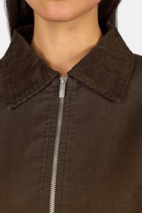 Pruunist korduroist kraejope metallilukkudega. Kangal on sile tekstuur ning disain sisaldab klassikalist kraed ja puhtaid jooni.