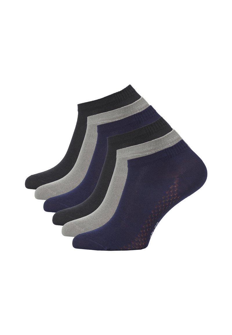 Cinq paires de chaussettes de cheville en gris foncé, bleu marine, gris clair et noir. Fabriquées en tissu tricoté avec des bords ribbed et des motifs subtils.