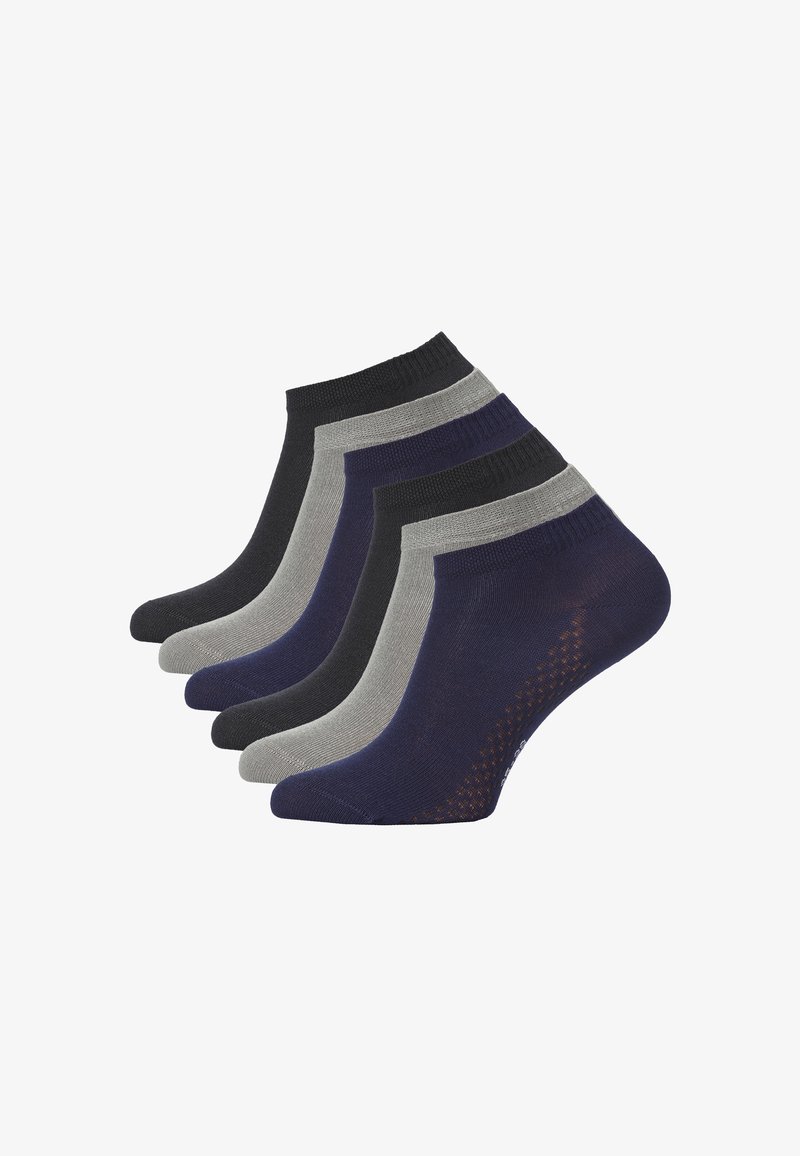 Cinq paires de chaussettes de cheville en gris foncé, bleu marine, gris clair et noir. Fabriquées en tissu tricoté avec des bords ribbed et des motifs subtils.
