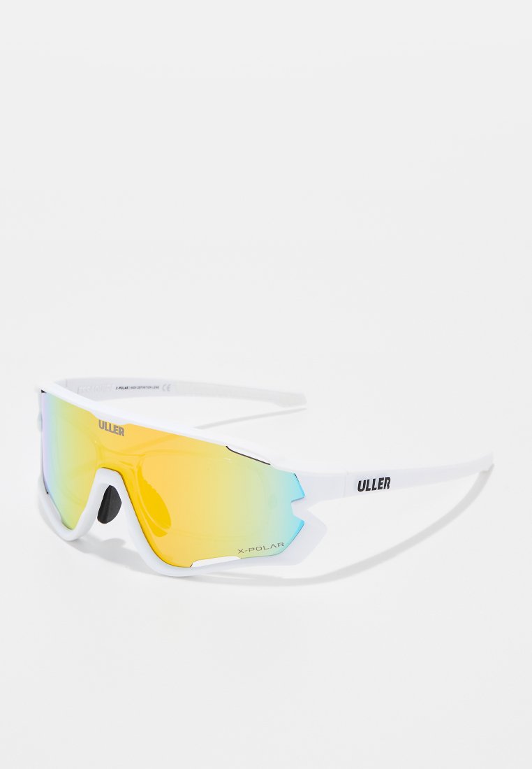 Lunettes de sport blanches avec un design enveloppant, dotées de verres polarisés dégradés jaune et bleu et de la marque "ULLER" sur les branches.