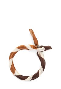 Foulard en soie brun et crème avec des rayures diagonales, noué, présentant une texture lisse et une forme flexible.