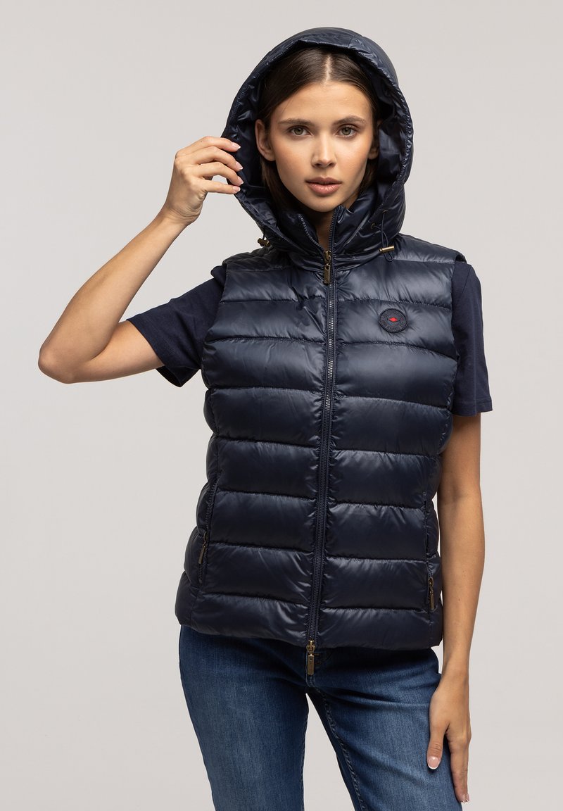 Granatowa puchowa kamizelka z kapturem, z zamkiem błyskawicznym z przodu, dwoma bocznymi kieszeniami oraz logo na klatce piersiowej. Gładka tekstura i pikowana konstrukcja.