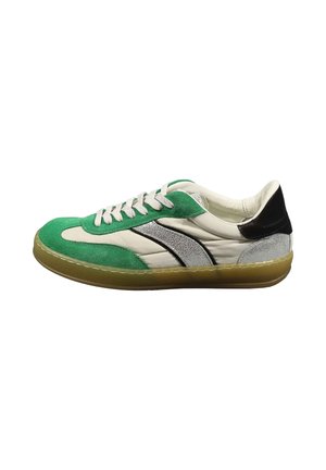 Sneaker basso con punta in pelle scamosciata verde, corpo in pelle bianca, striscia laterale argento, linguetta posteriore nera, lacci bianchi e suola in gomma traslucida.