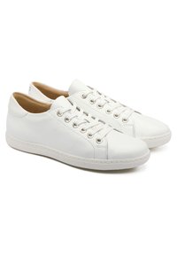 Vita lädersneakers med rund tå, platt sula och metallhål. Har en texturerad ovandel och inredning av ljusbrunt mocka.