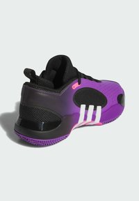 Chaussure de sport violette et noire avec tige en maille, trois bandes blanches, bout arrondi, côtés texturés et accents roses. Semelle noire épaisse avec motif de traction.