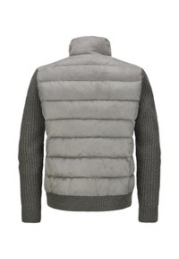 Gepolsterte graue Weste mit hohem Kragen; verfügt über eine seidige Vorderseite und gerippte, dunkelgraue, pulloverartige Ärmel und Saum.