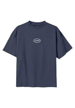 Marineblaues T-Shirt mit kurzen Ärmeln, Rundhalsausschnitt und weißem ovalem Logo mit dem Text "PEGADOR" zentriert auf der Vorderseite.
