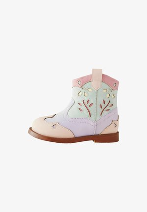 Bunte Ankle Boots aus Leder in pastellfarbenen Tönen von Rosa, Blau und Lavendel, mit ausgeschnittenen Blumenmustern und einer Gummisohle.
