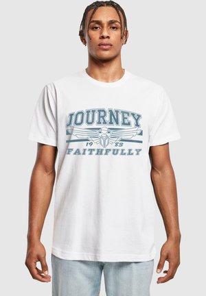 Weißes Baumwoll-T-Shirt mit blauem grafischem Text "JOURNEY 1983 FAITHFULLY" und einem geflügelten Design auf der Vorderseite. Kurze Ärmel, lockere Passform.