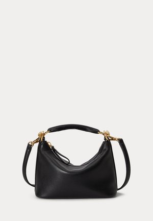 Borsa nera in pelle con dettagli dorati, manico superiore e tracolla removibile su uno sfondo chiaro.