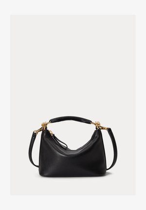 Fekete bőr kézitáska arany színű fém részletekkel, felső fogóval és levehető vállpánttal, világos háttér előtt.