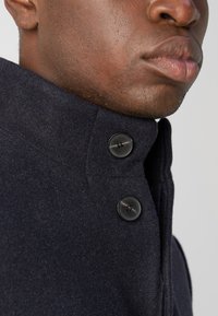 Isaac Dewhirst NEW COMFORT FUNNEL NECK COAT - Abrigo corto - navy