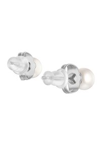 Pendientes en tono plateado con un diseño curvado, que presentan acentos de vidrio translúcido y perlas, exhibiendo una estética elegante y moderna.