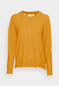 Weicher, senfgelber Strickpullover mit langen Ärmeln, rundem Ausschnitt und gerippten Bündchen und Saum, dargestellt vor einem schlichten Hintergrund.