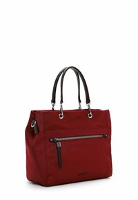 Rote Stoffhandtasche mit zwei braunen Lederriemen, einer vorderen Reißverschlusstasche und silbernen Metallakzenten, mit einem strukturierten Design.