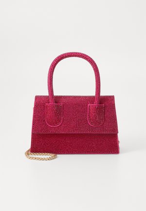 Fuchsia handtas met een gestructureerde afwerking, met een gestructureerd ontwerp, dubbele handvatten en een gouden kettingriem. Verfraaid met metalen hardware.
