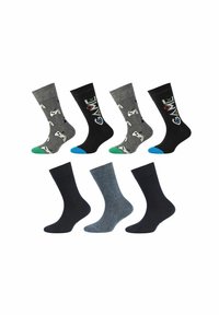 Fire par sokker arrangeret i to rækker. Øverste række: sorte med gaming grafik, grå med gaming controllere; nederste række: ensfarvede marineblå og grå sokker.