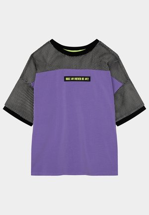 Kortemouw paars-zwart T-shirt met mouwen en bovenborst met mesh patroon, met tekst "RULE #1 NEVER BE #2" aan de voorkant.