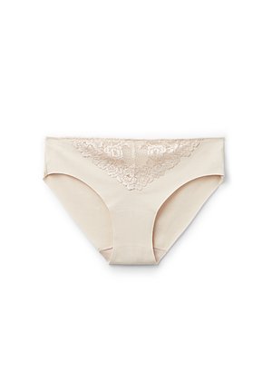 Beige damesondergoed met een kanten V-vormige detail aan de voorkant in het midden, plat gelegd op een witte achtergrond.