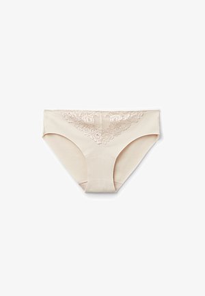 Beige damesondergoed met een kanten V-vormige detail aan de voorkant in het midden, plat gelegd op een witte achtergrond.