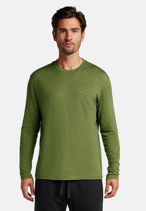 Chemise à manches longues vert olive en matériau doux, avec un col rond et un détail de poche avant, présentant une coupe décontractée et un ourlet droit.