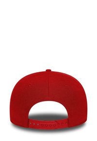 Rote Snapback-Mütze mit strukturierter Form, stofflicher Textur und verstellbarem Plastikband. Keine Logos oder zusätzlichen Details sichtbar.