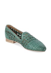 Chaussure plate en cuir vert tissé avec bout pointu, côtés ouverts et petit talon en bois, conçue pour un usage décontracté ou habillé.