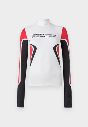 Maglietta sportiva bianca a maniche lunghe con motivi geometrici rossi e neri e testo "981 sports REPLAY" sul davanti, con colletto alto.