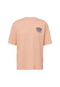 Perzikkleurige katoenen t-shirt met korte mouwen, voorzien van een ronde halslijn en een klein, donkerblauw bedrukt logo op de borst.