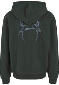 Mørkegrøn hættetrøje med kængurulomme, har hætte og ribbede manchetter. Bemærkelsesværdige grafikker i lys blå på ryggen.