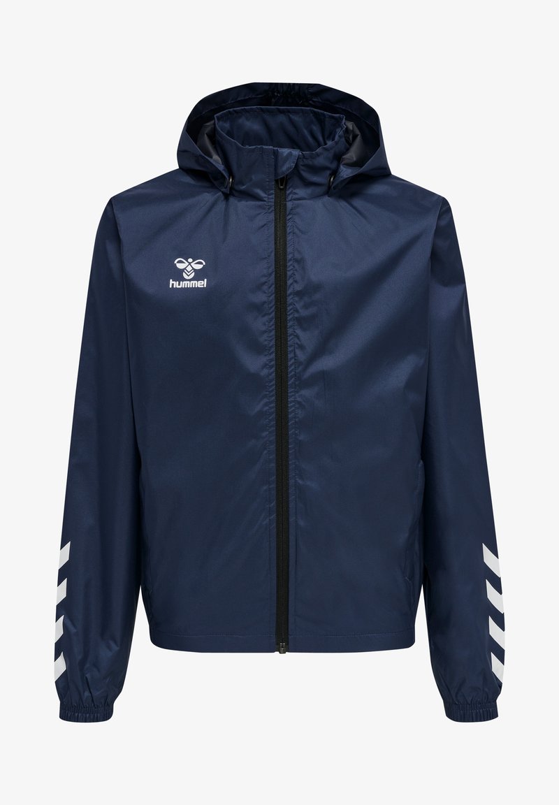 Marine vattentät jacka med huva, full dragkedja, elastiska ärmslut och vita chevronränder på ärmarna. Har en logo på bröstet.