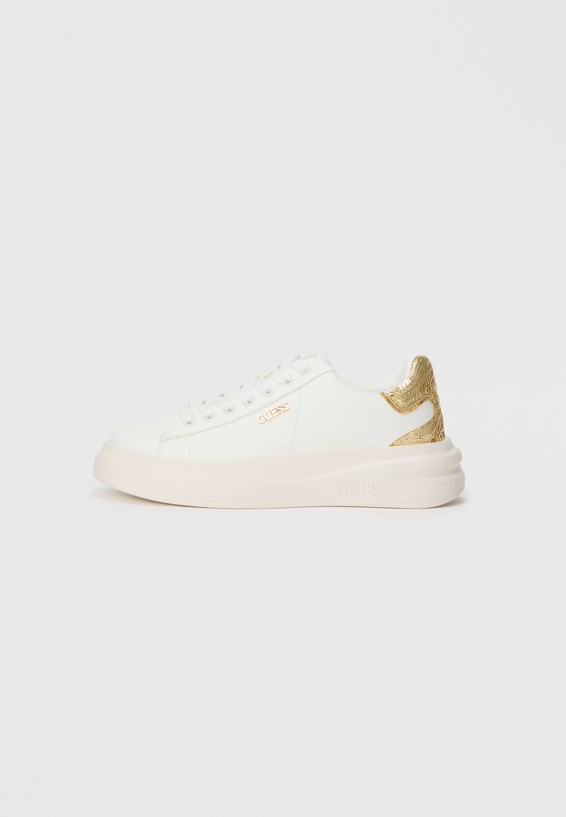 Weiße Low-Top-Sneaker mit dicker Sohle, goldmetallic Akzent an der Ferse und "GUESS"-Logo an der Seite und Sohle.