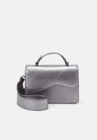 Bolso de mano de piel gris con una textura suave, forma estructurada, asa superior y correa de hombro ajustable. Presenta un diseño ondulado en la parte frontal.