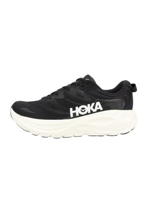Chaussure de course noire avec semelle épaisse blanche et grand logo "HOKA" sur le côté, design à lacets, et col rembourré, vue de profil.