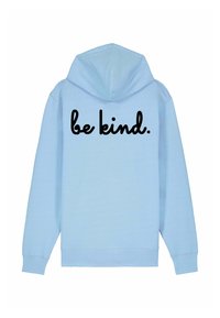 Felpa blu chiaro con cappuccio regolabile e testo in corsivo nero che dice "be kind" sul retro. Tessuto morbido.