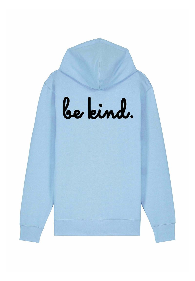 Felpa blu chiaro con cappuccio regolabile e testo in corsivo nero che dice "be kind" sul retro. Tessuto morbido.