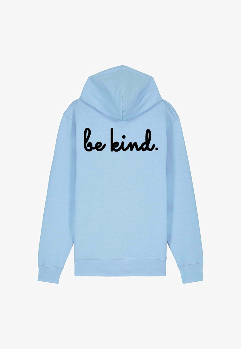 Világoskék kapucnis pulóver, húzózsinórral, fekete, függőleges írásstílussal készült felirattal a hátán, amely így szól: "légy kedves". Puha anyagú.