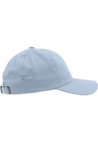 Cappellino da baseball azzurro chiaro realizzato in tela, con visiera curvata e una fascia regolabile sul retro con una fibbia metallica.