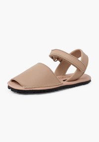 Sandali aperti in cuoio di colore tan, con design a cinturini incrociati, dotati di chiusura in velcro e suola in gomma nera.