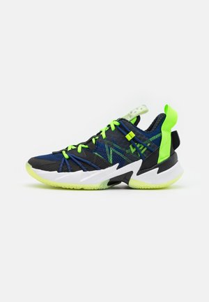 Sneaker sportiva con mesh blu navy, dettagli neri e verde neon, lacci verde neon e suola bianca con grip testurizzato, vista laterale.