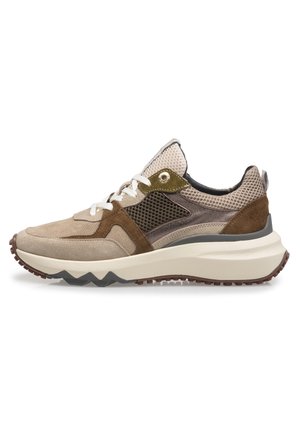 Beige en bruine sneaker met mesh en suède panelen, witte veters, dikke witte zool en patroon op de donkerbruine rubberen buitenzool.