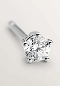 Pendiente de plata con un gran diamante redondo, engaste de cuatro garras con acentos pulidos y suaves, que refleja la luz.